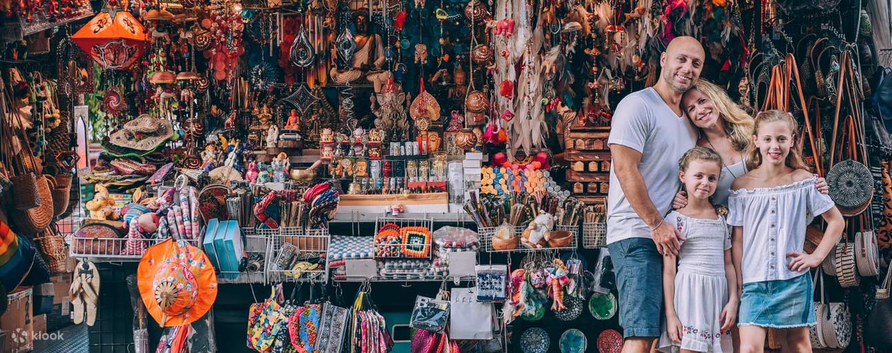 在新加坡的紀念品店前的家庭