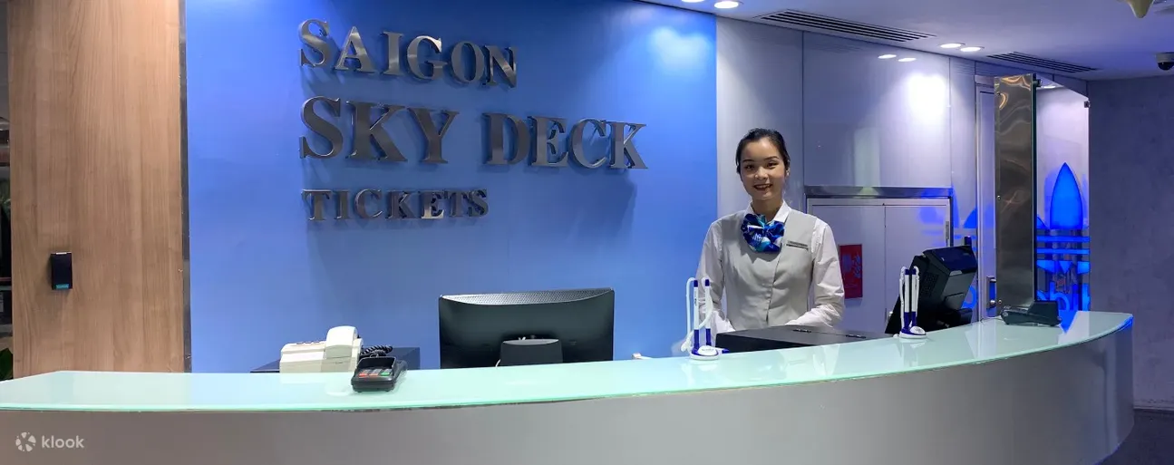 tourists at skydeck ticket counter