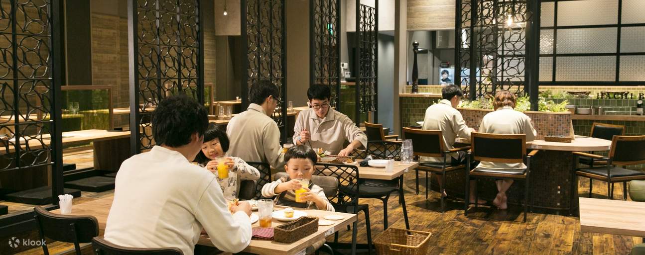 在岛波温泉喜助之汤用餐的人们