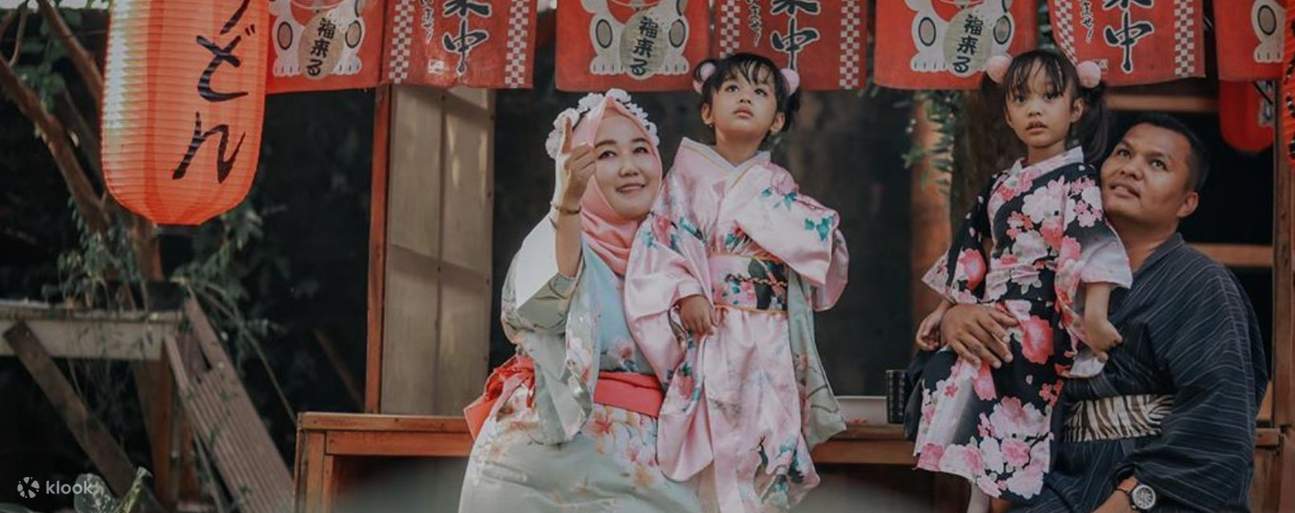 ครอบครัวที่มีเด็กยืนอยู่ใต้โคมไฟจีน