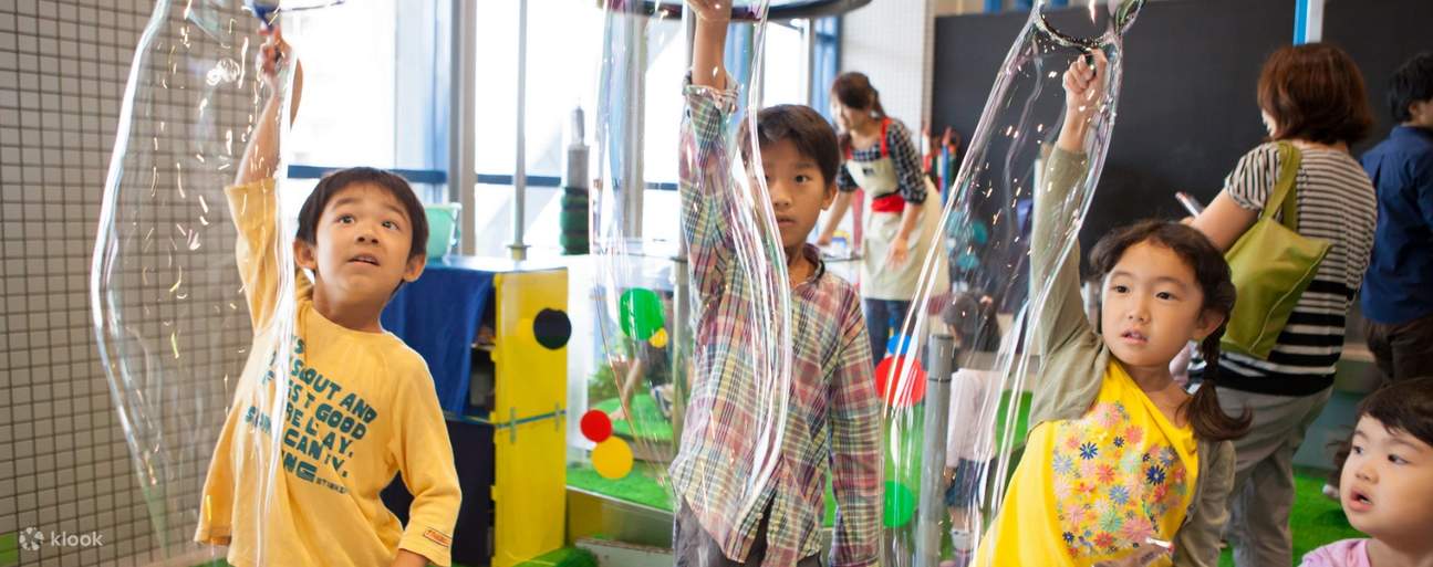 Дети играют