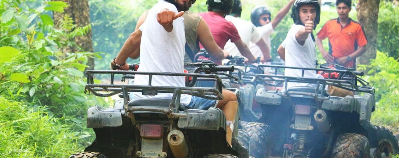 Мужчины на квадроциклах в Kathu ATV Adventure