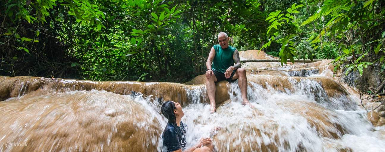 hombre y mujer en piedras calizas en las cascadas pegajosas Chiang Mai
