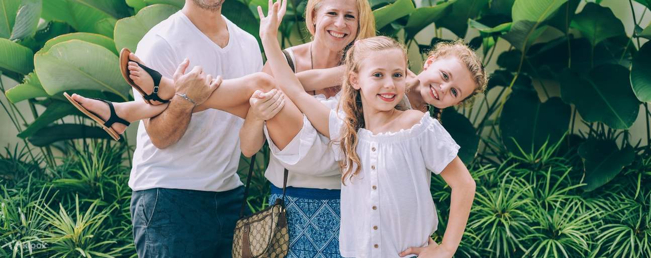 семья в китайском квартале Сингапура