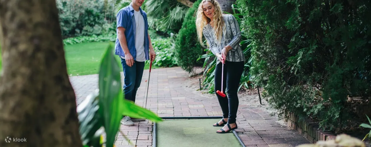 在 Wanneroo 植物园打迷你高尔夫球的男女