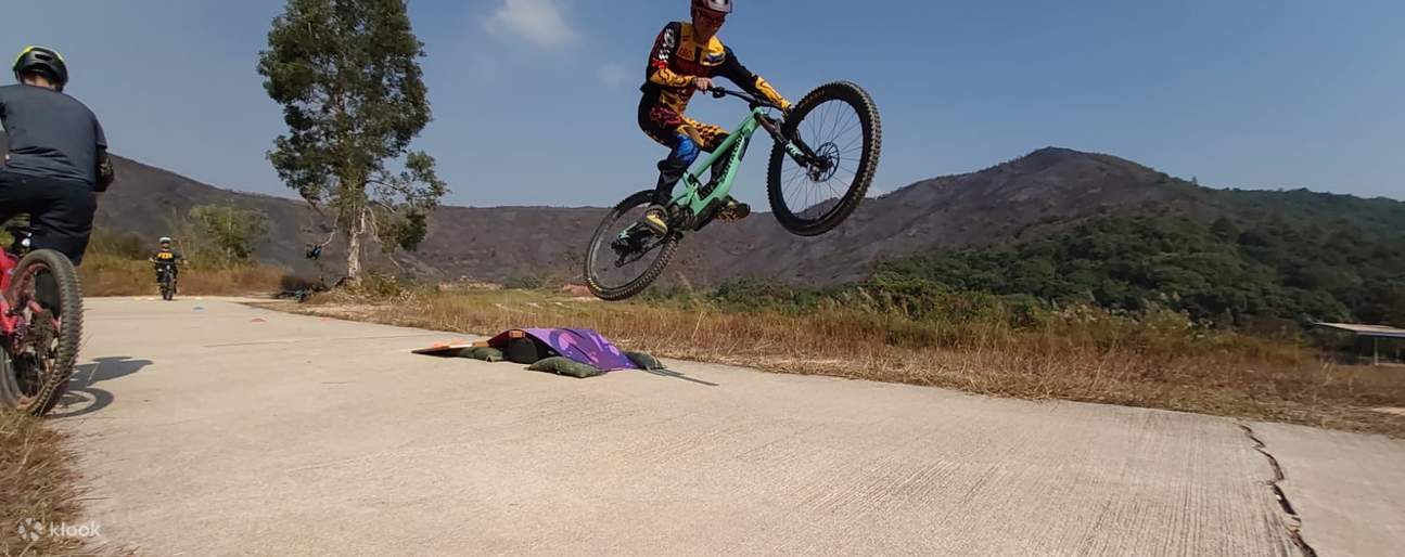 在香港踩山地單車的男子