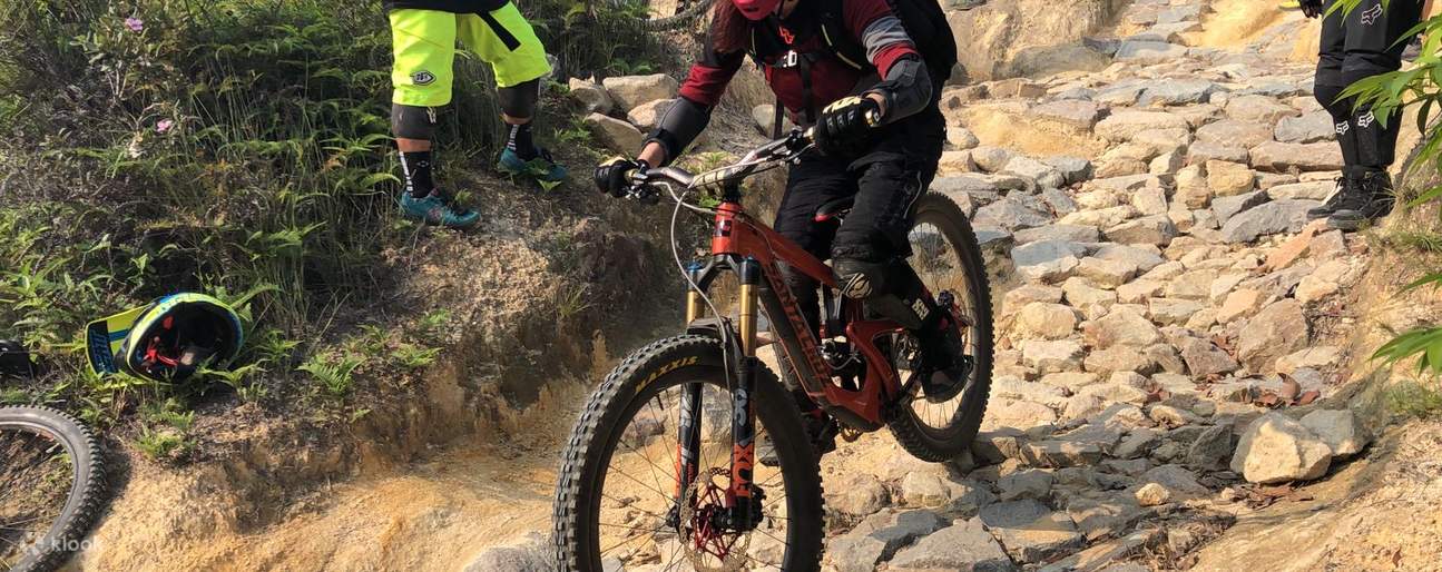 在香港騎山地自行車下坡的男子