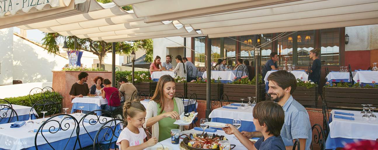 Eine Familie isst in einem Restaurant