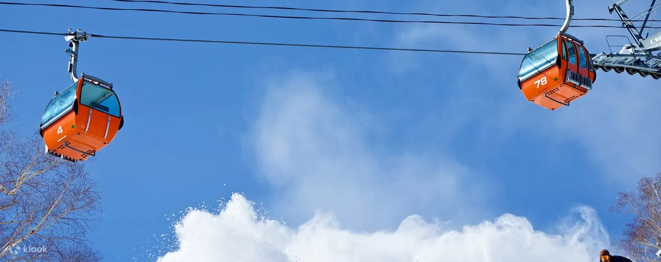 人们在滑雪缆车下滑雪