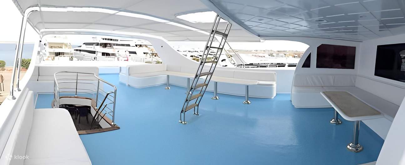 Bot kami menawarkan gabungan sempurna antara relaksasi dan pengembaraan untuk hari anda di laut