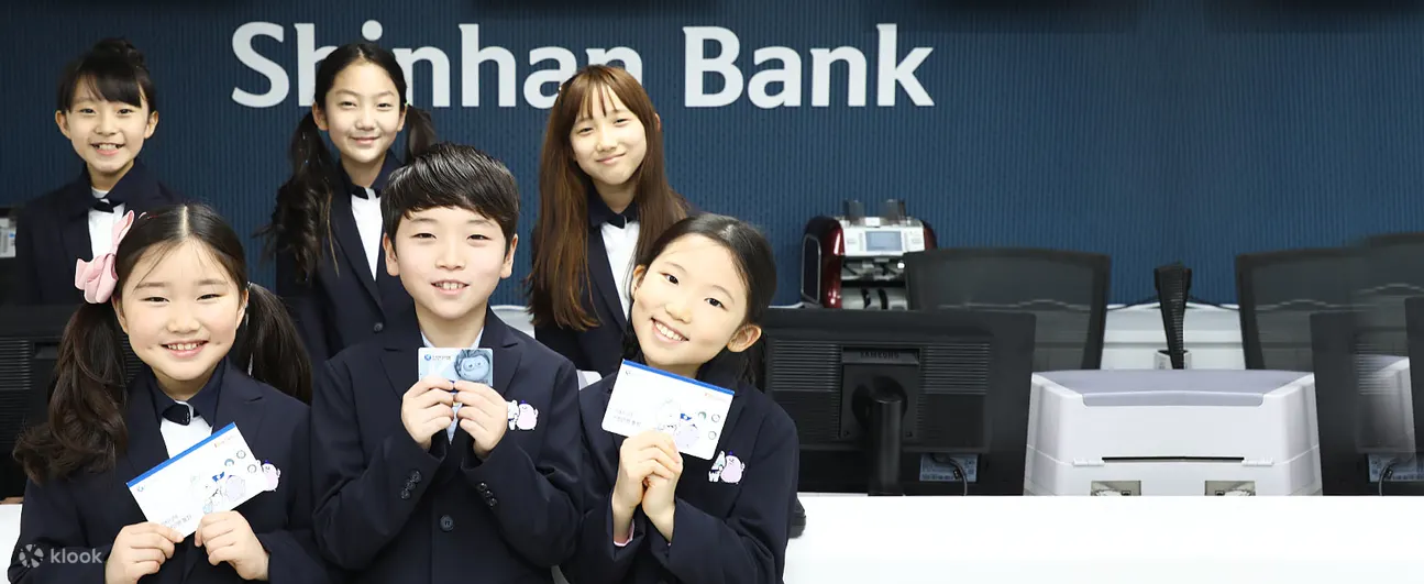 孩子可以透过赚取和消费KidZania货币Kidzo的活动来了解劳动和金钱之间的相互关系，自然地学习主要的经济概念。孩子们可以在 KidZania 的银行开设 Kidz 帐户