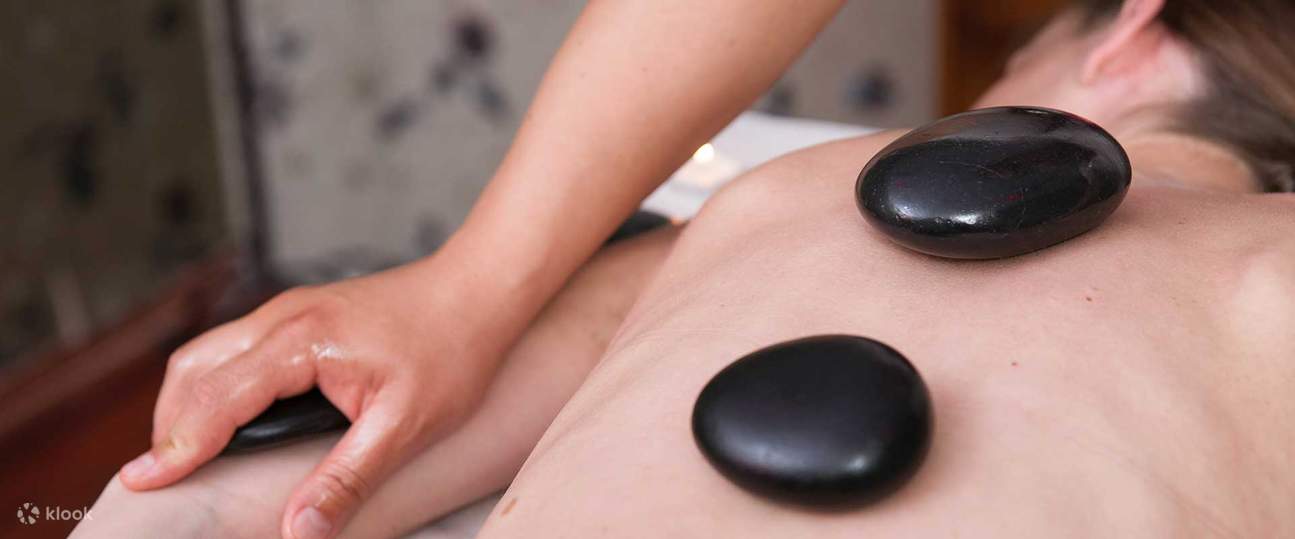 Владелец магазина учился на Гавайях у мастеров аутентичного массажа Ломи Ломи и имеет более чем 20-летний опыт работы. Он специализируется на глубоком расслаблении и исцелении тела и разума, предоставляя клиентам профессиональный и безопасный уход.