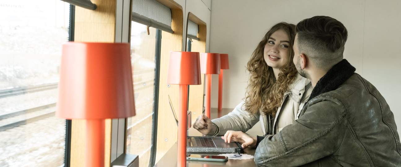 この電車は空港とストックホルム間を移動する最速の手段です。