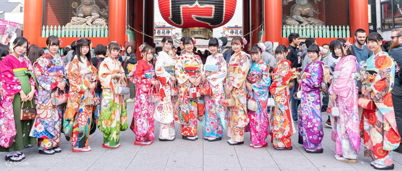 Noleggio kimono con acconciatura inclusa ad Asakusa