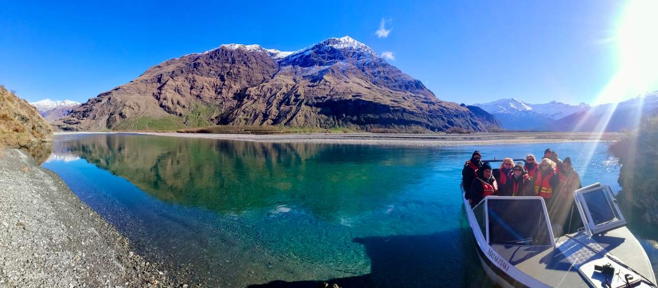 Experimente la magia de la exploración del río mientras se sumerge en el abrazo de la naturaleza.