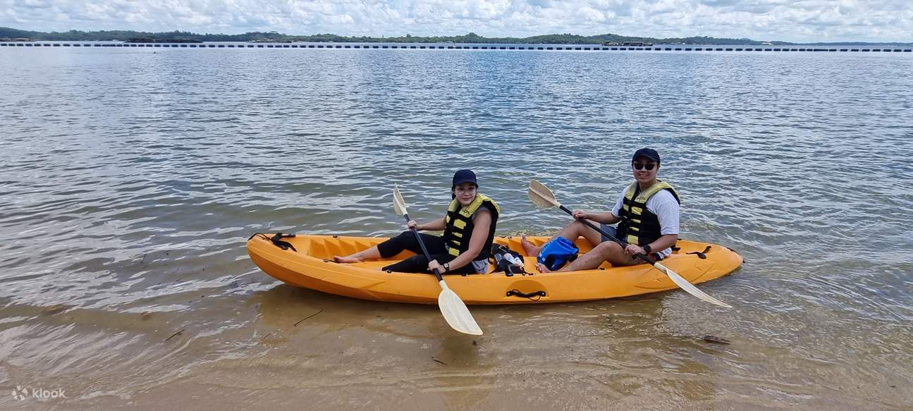 due persone che vanno in kayak nell'acqua