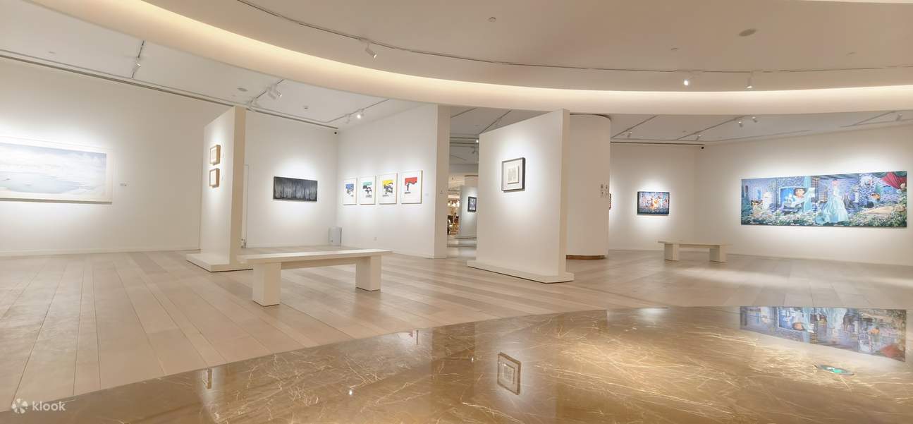 松・アート茶空間は1994年に始まり、前身は上海で最も古く、規模の大きい海派書画民営ギャラリーである豫園画廊です。会場は豫園画廊の雅致なスタイルを継承し、木製の展示棚と茶卓はほぞ穴工芸を採用し、海派家具の職人技と呼応しています。