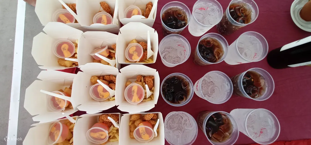 巴厘岛 aneecha 帆船双体船的小吃和饮料日落派对巡游