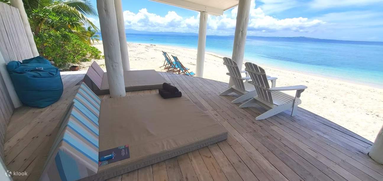 グランドカバナ - 島反対側に位置し、最大12名まで利用可能。バトラーサービス、ラウンジマットレス、ビーンバッグ、ビーチチェア完備。