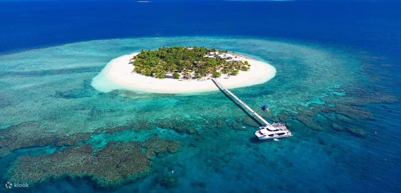 Situato a soli 25 minuti da Port Denarau, il Malamala Beach Club è circondato dalle famose acque cristalline delle Fiji.