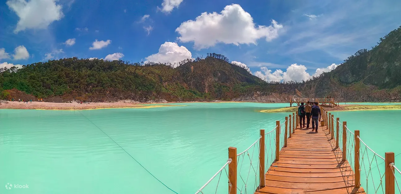 带桥的 Kawah Putih 白色火山口