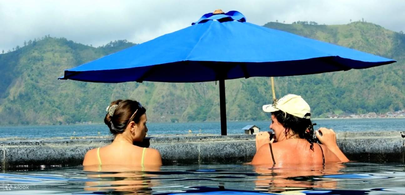 persone in una sorgente termale