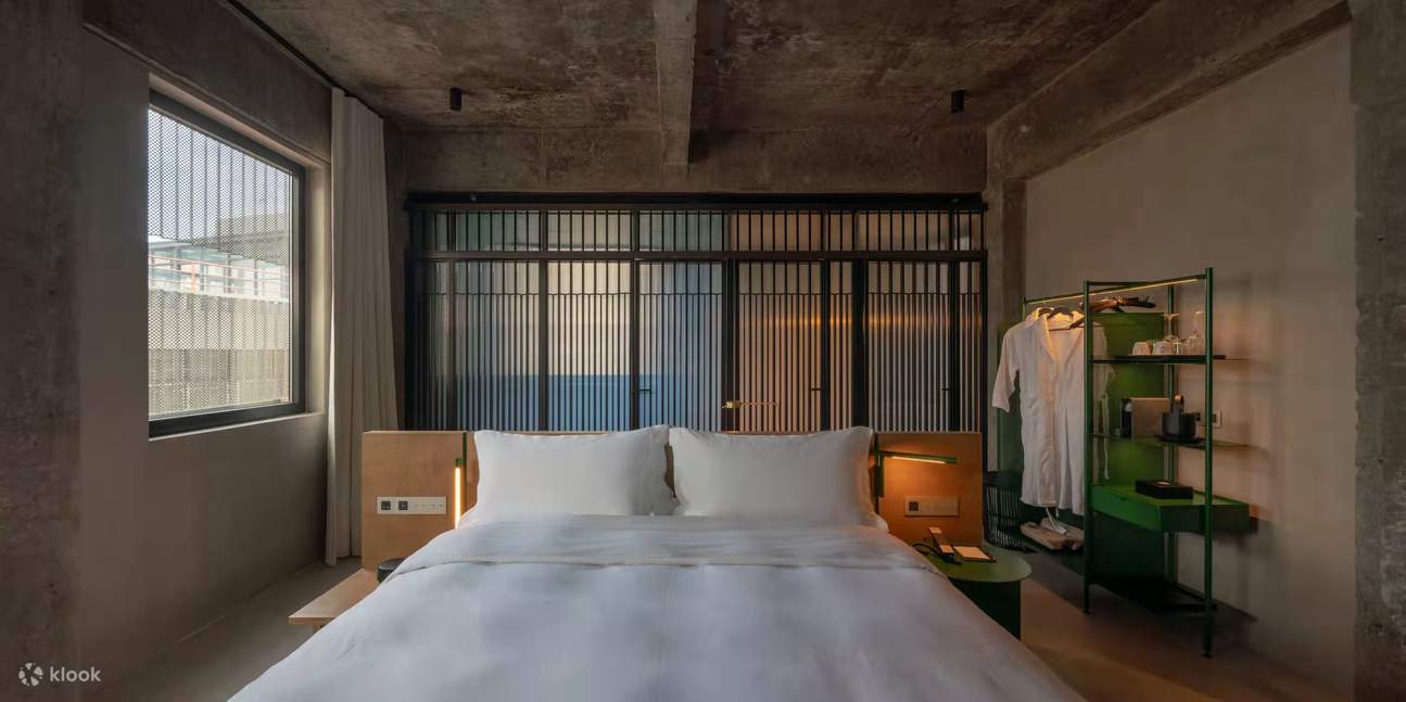 Sekat hitam di tangga telah berubah dari masa ke masa. Dari sudut yang berbeza di tangga, anda dapat merasakan 