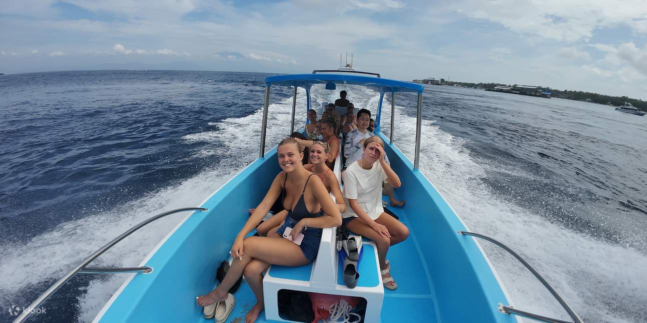 Genießen Sie die wunderschöne Aussicht auf dem Weg zum Schnorchelplatz.