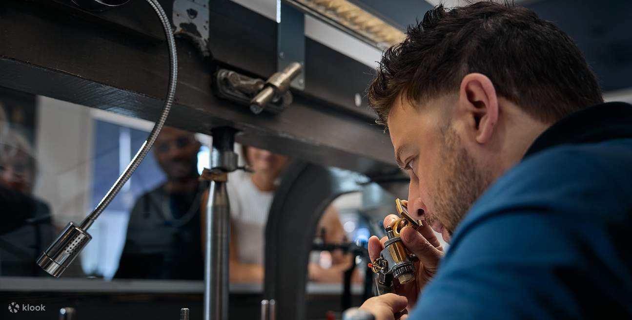 ロイヤル・コスターで、美しさ、輝き、そして時代を超えた歴史に焦点を当てた無料のダイヤモンドツアーに参加しましょう。