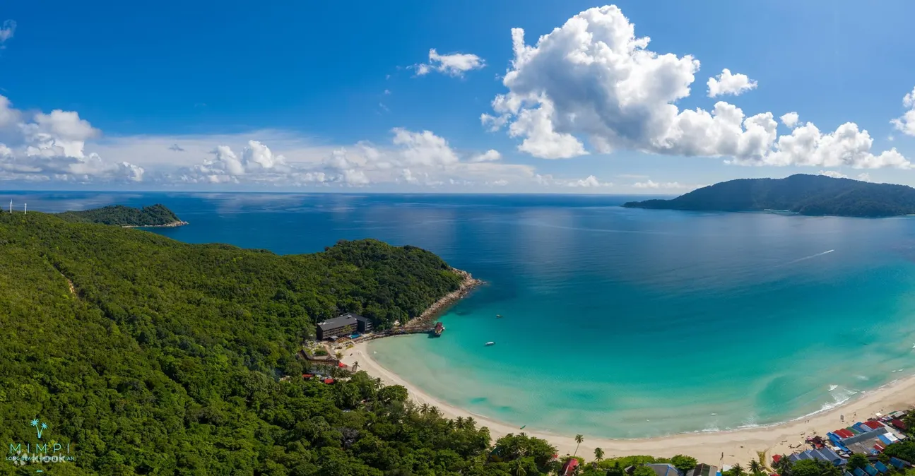 潜水间隙，您可以欣赏停泊岛海岸线的自然风光，海岸的美景与水下探索的刺激相得益彰