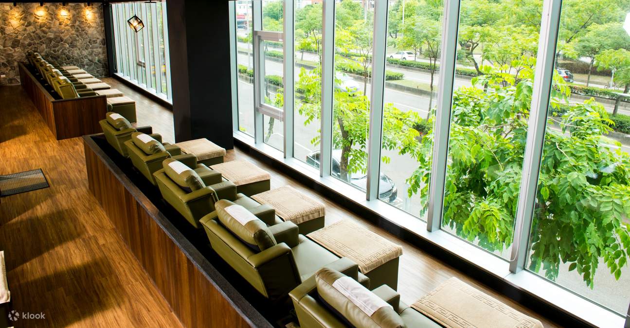 Ruang seluas ratusan meter persegi yang luas, jendela besar yang terbuka, menciptakan suasana yang cerah dan nyaman, memungkinkan Anda menikmati pemandangan sambil menikmati pijat.