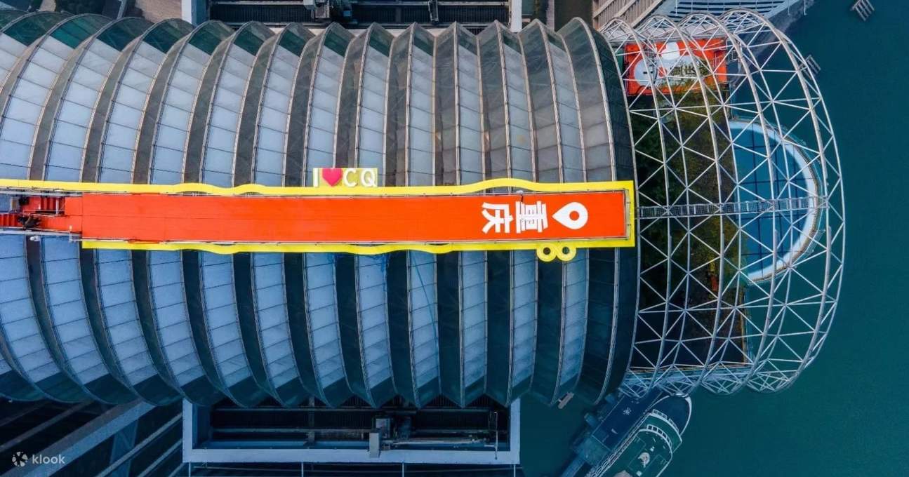 Es vereint die schlichte und großzügige Eleganz moderner Architektur mit einzigartigen kreativen Elementen und wirkt vor dem Hintergrund des blauen Himmels und der weißen Wolken besonders auffällig und künstlerisch (dies ist ein Beispielfoto für das Paket