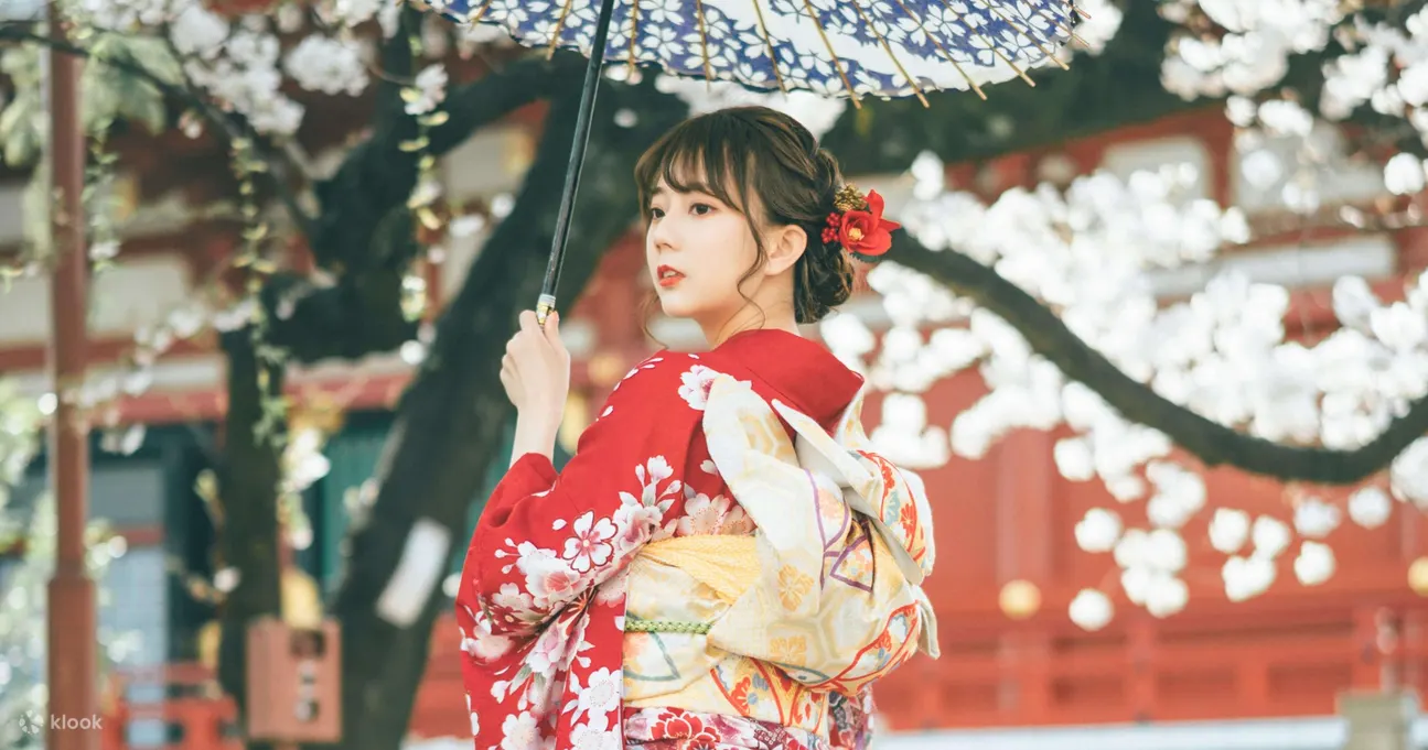 穿着和服的美丽游客
