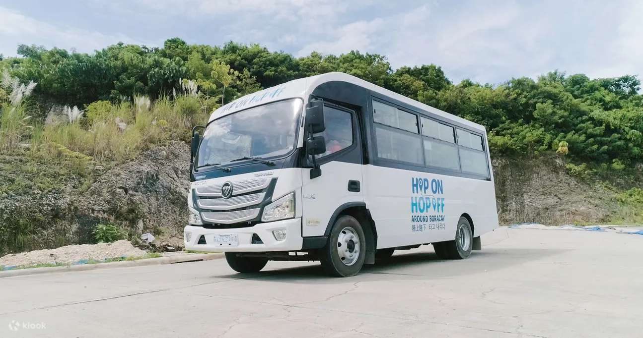 停在户外的白色班车