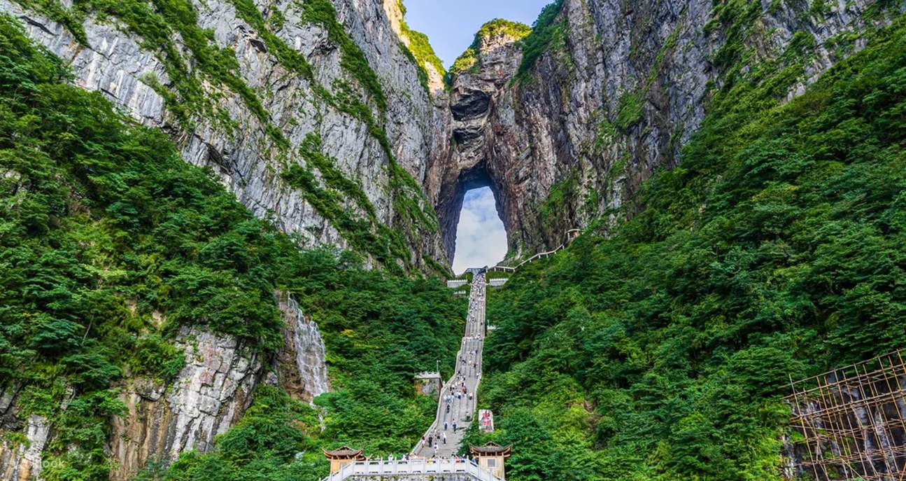 Hunan Zhangjiajie & Ancient Twin Towns Luxury 5-Day Tour (4-Star Hotel +  Tianmen Mountain + Avatar Filming Location Yuanjiajie + Tianzi Mountain +  Fenghuang Ancient Town & Furong Ancient Town + Hundred-Meter