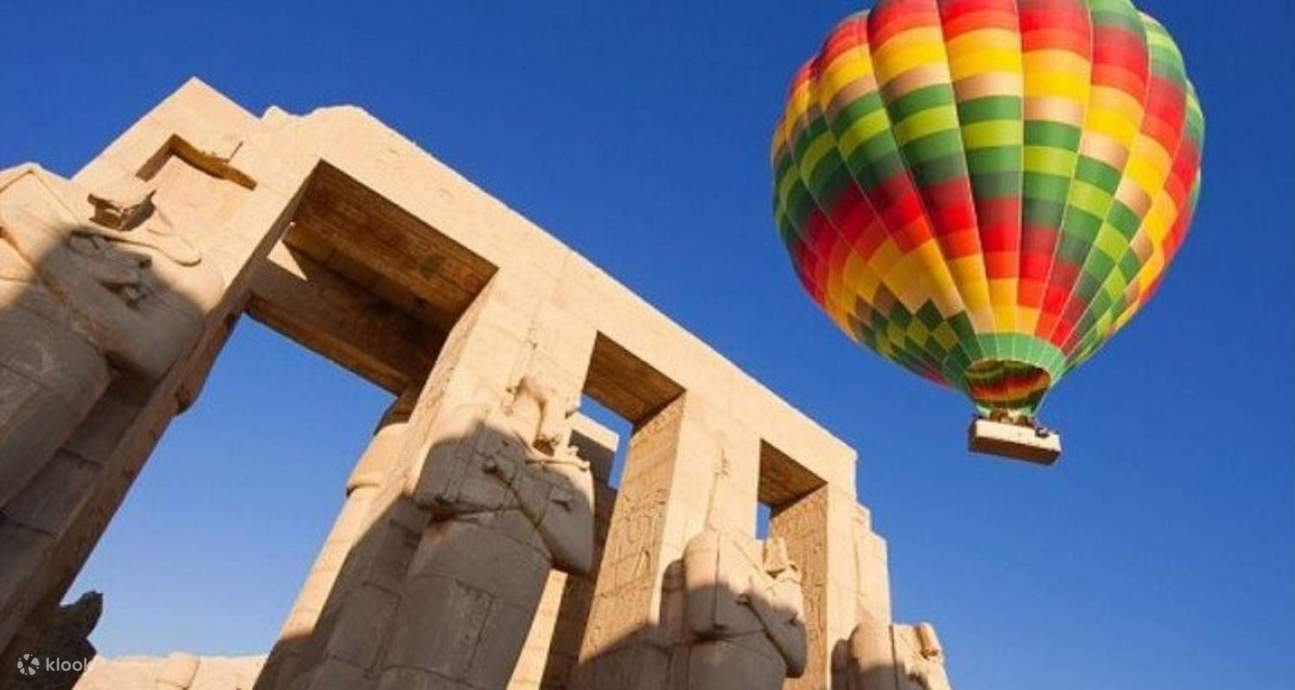 Luxors Ballonfahrt bei Sonnenaufgang