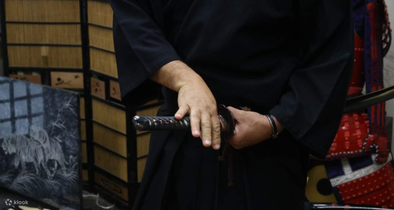 Trải Nghiệm Bushido Cắt Kiếm Samurai gần Thành Osaka