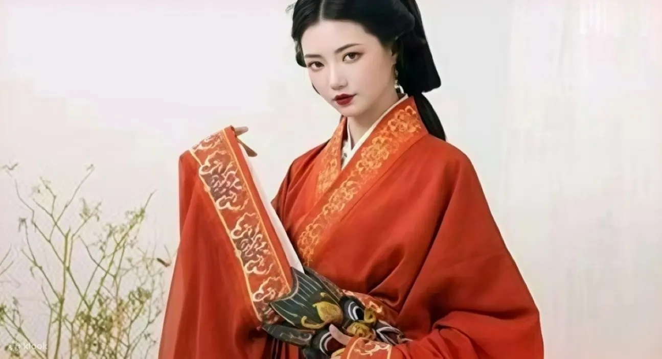无论是拍摄写真，还是参加活动，我们的妆容都能让您自信满满，成为镜头下的古典美人