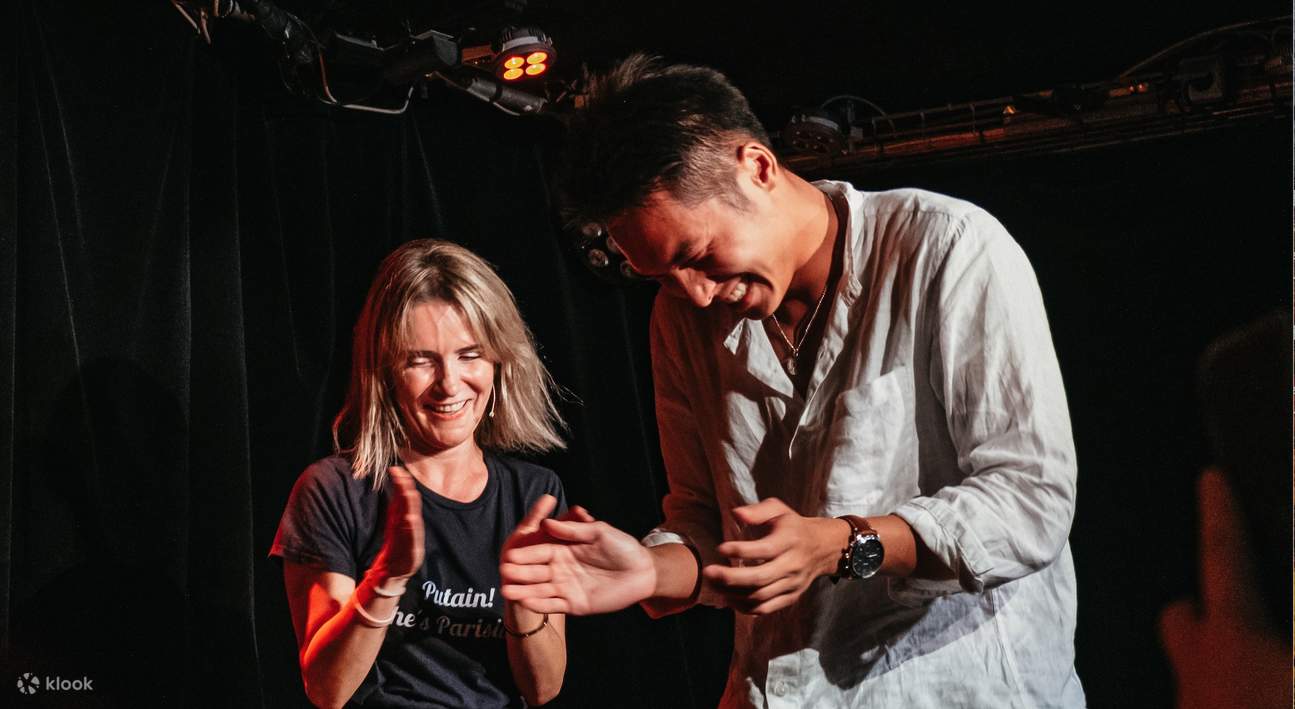 Julie Collas bergambar dengan papan tanda