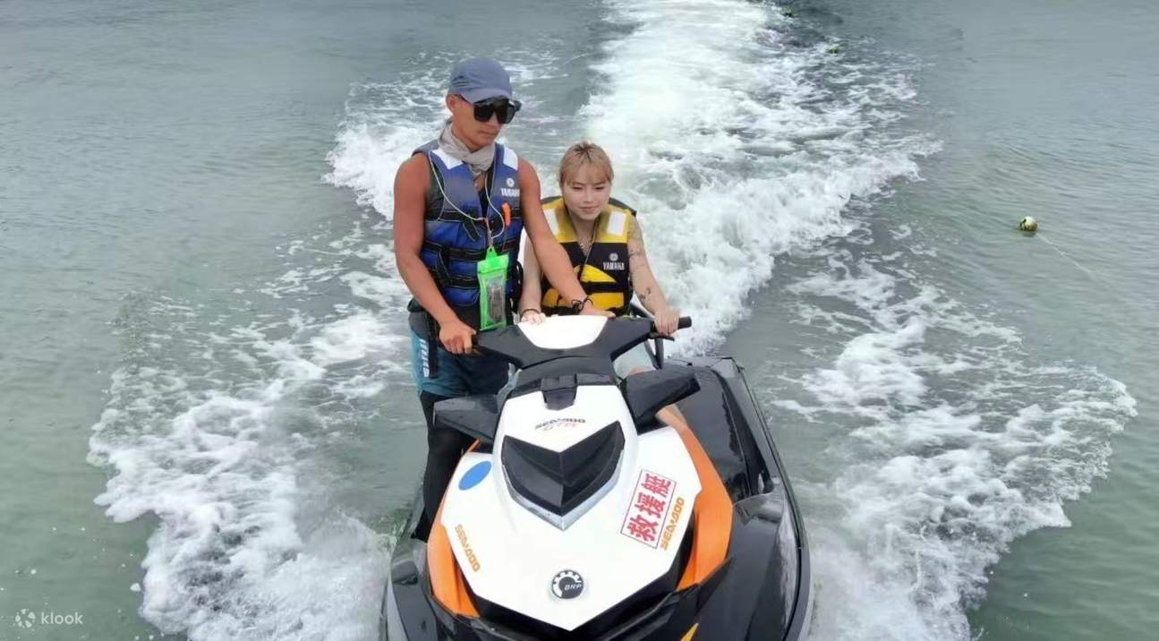 Eines der beliebtesten Angebote des Clubs ist, dass Touristen unter Anleitung eines Trainers mit einem Jetski über das Meer rasen und den Wind und die Gischt spüren können.