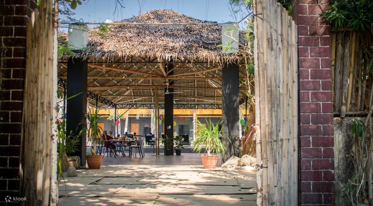 舒適的涼亭入口設有迷人的茅草屋頂，以其質樸的魅力歡迎客人