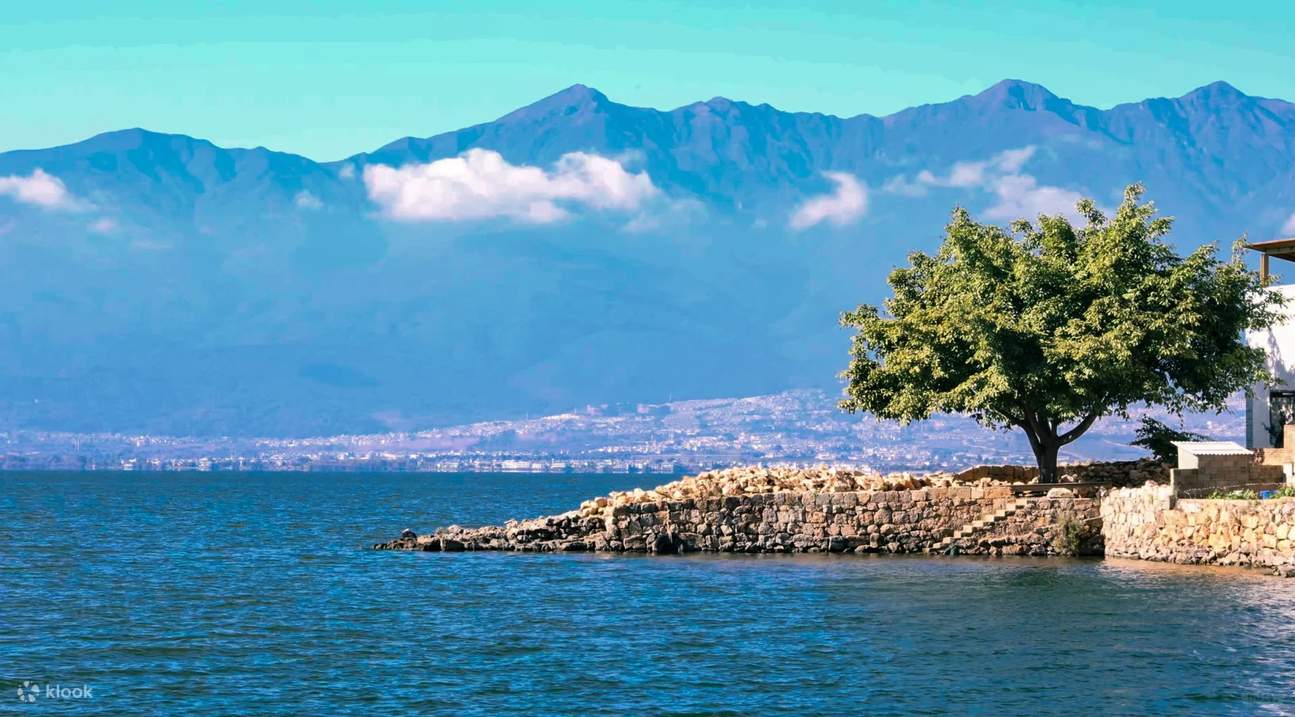 La isla Jinsuo está situada en la orilla este del lago Erhai. Es la isla más grande del lago Erhai y el único pueblo de pescadores Bai nativo habitado por generaciones. El contorno de la isla se asemeja a una lanzadera de telar, y antiguamente se la conoc