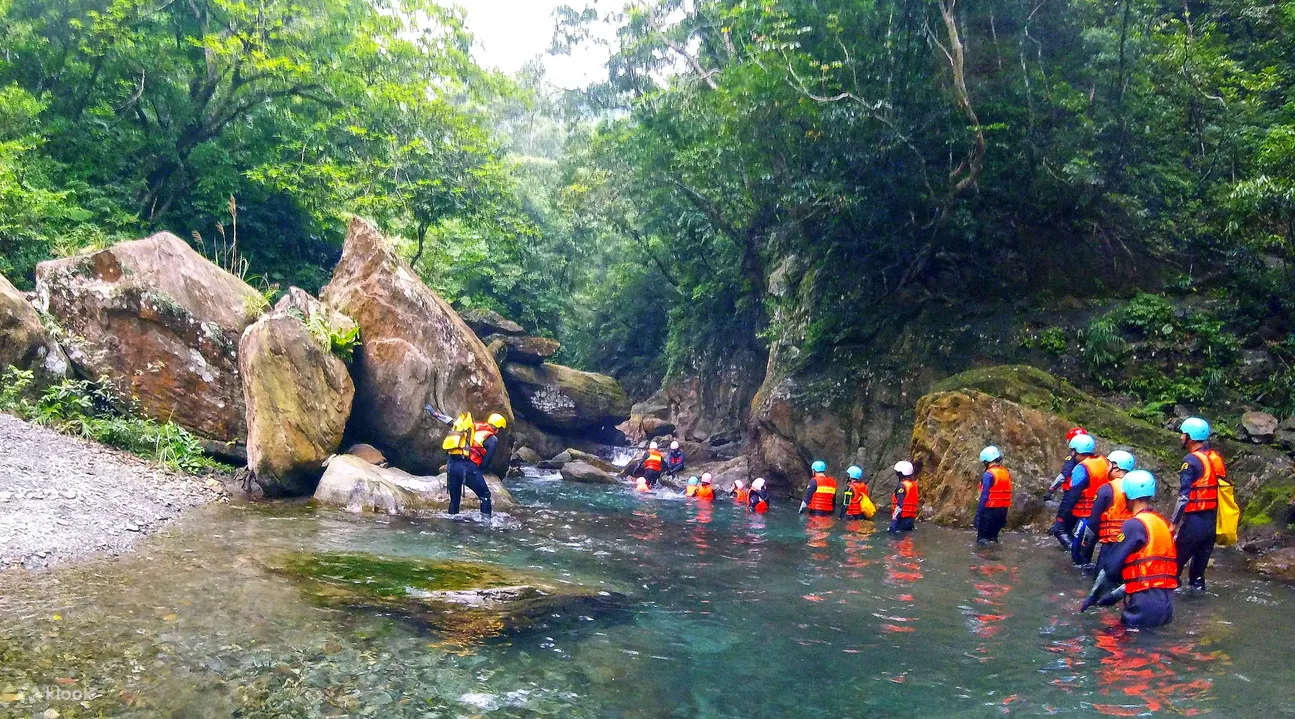 宜兰南澳金岳瀑布溯溪跳水体验