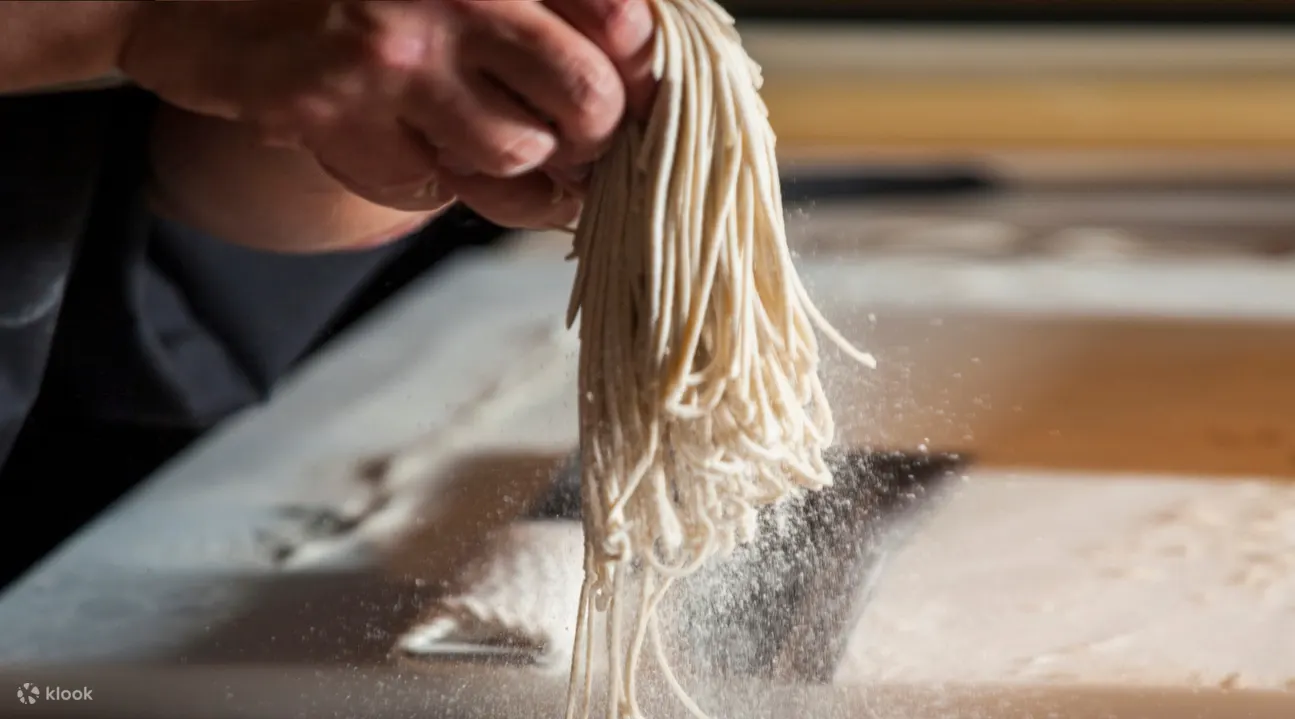 曼谷Soba Factory日式餐厅的鲑鱼与鲑鱼卵丼饭