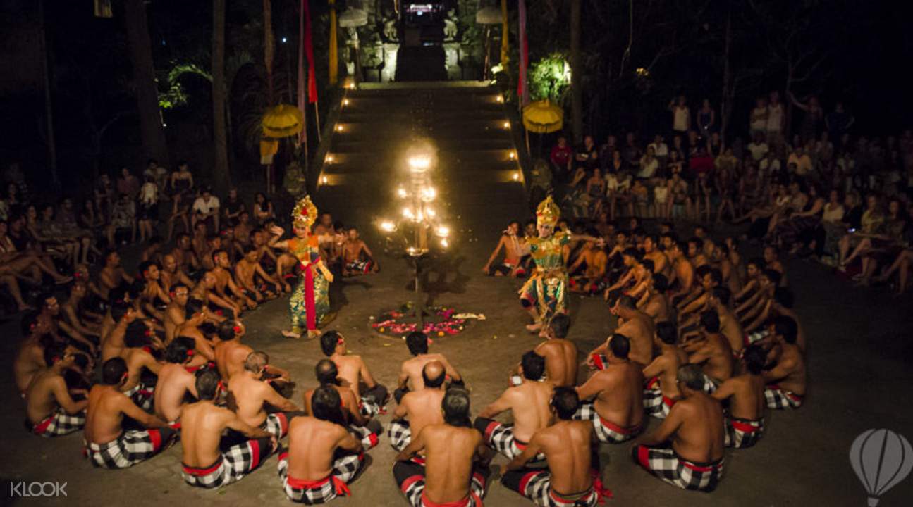 Uluwatu Temple Sunset dan Kecak Fire Dance di Bali, Indonesia