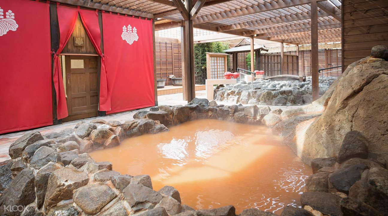 富有「金泉」之稱的金黃色溫泉，富含豐富鹽份與鐵質