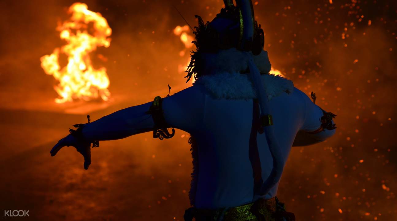 Uluwatu Temple Sunset dan Kecak Fire Dance di Bali, Indonesia