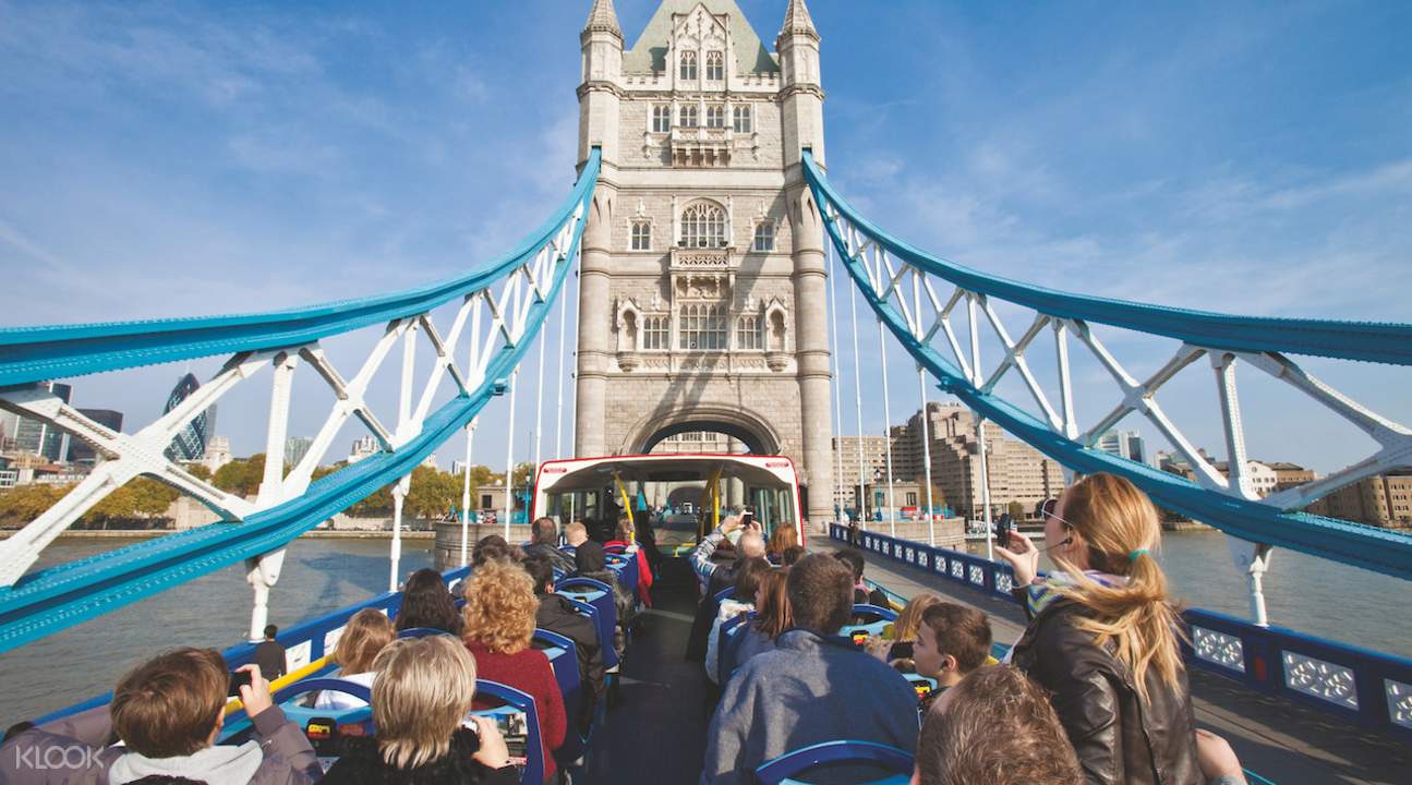 London tour guide. London Sightseeing Tour. Экскурсия по Лондону на автобусе. Лондонский экскурсовод. Тауэрский мост туристы.