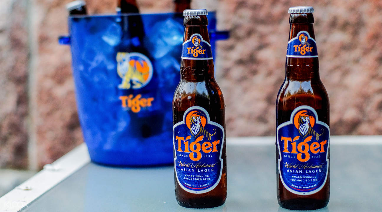 经过漫长的一天工作,前往赞美广场的berlin bar来两杯冰爽tiger啤酒