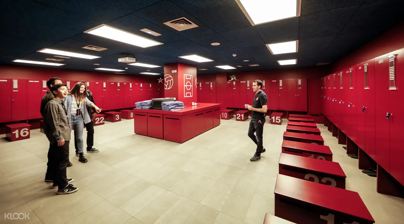 poseshenie stadiona kamp nou v